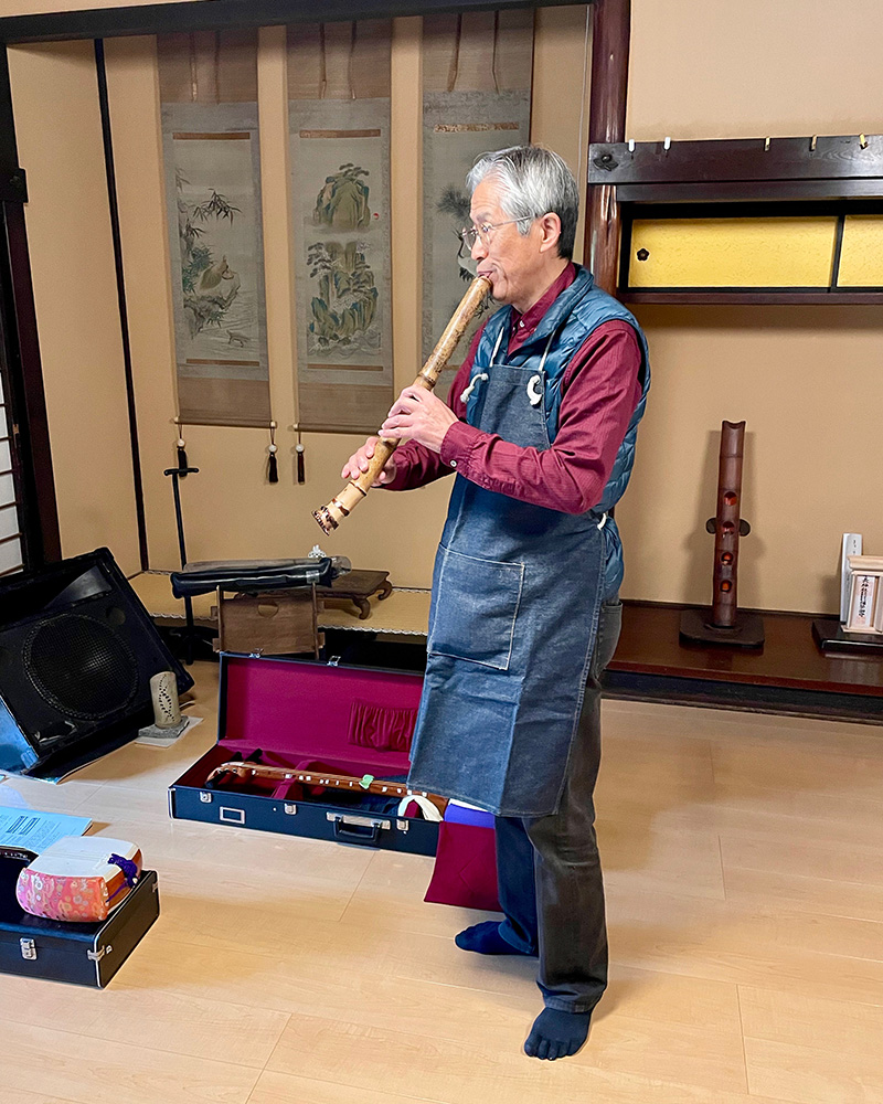 両角さんの演奏を聴く写真