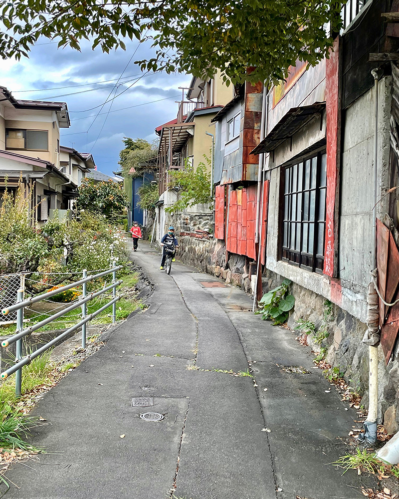 上諏訪宿の中心部に近づいていく写真
