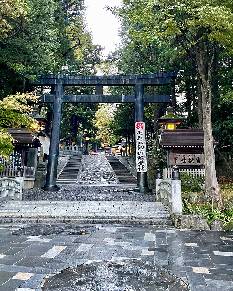 諏訪大社下社秋宮に参拝する写真
