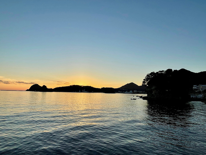 暮れなずむ下田湾に浮かぶ柿崎弁天島の写真