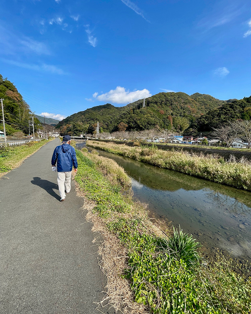 カワセミの姿を探しながら一緒に歩く写真