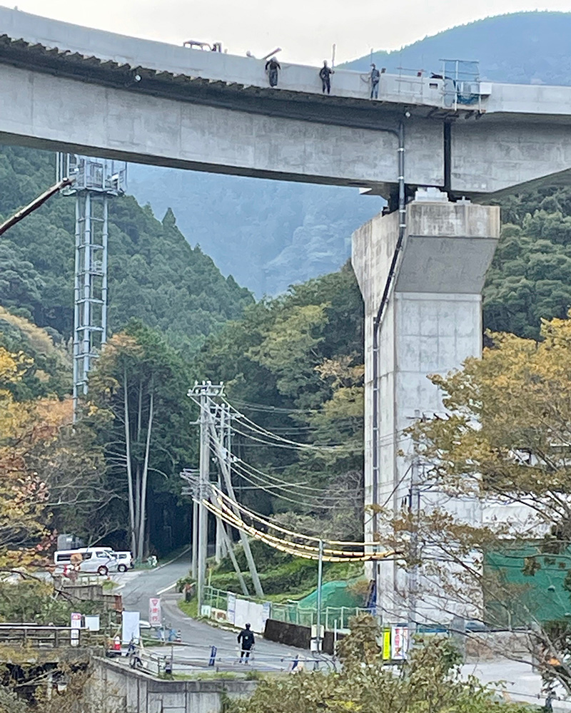 僕が下を通るとき、拡声器で上の作業者に注意を促した写真