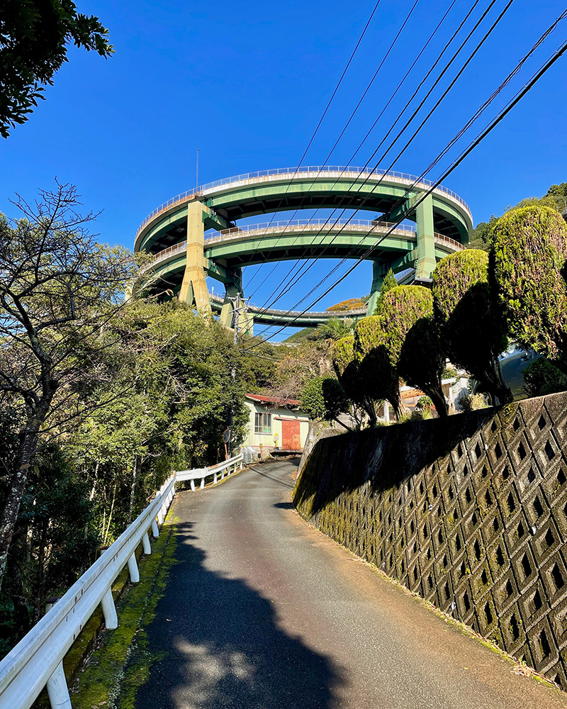 ループ橋の下を歩く写真