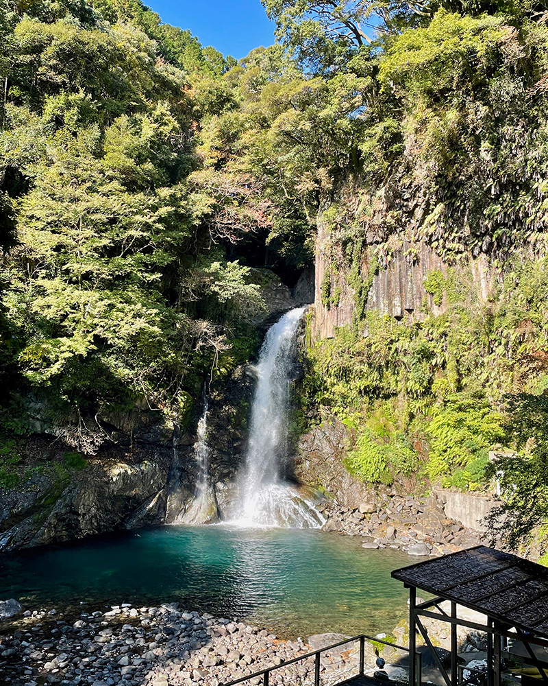 豪快に流れ落ちる大滝の写真