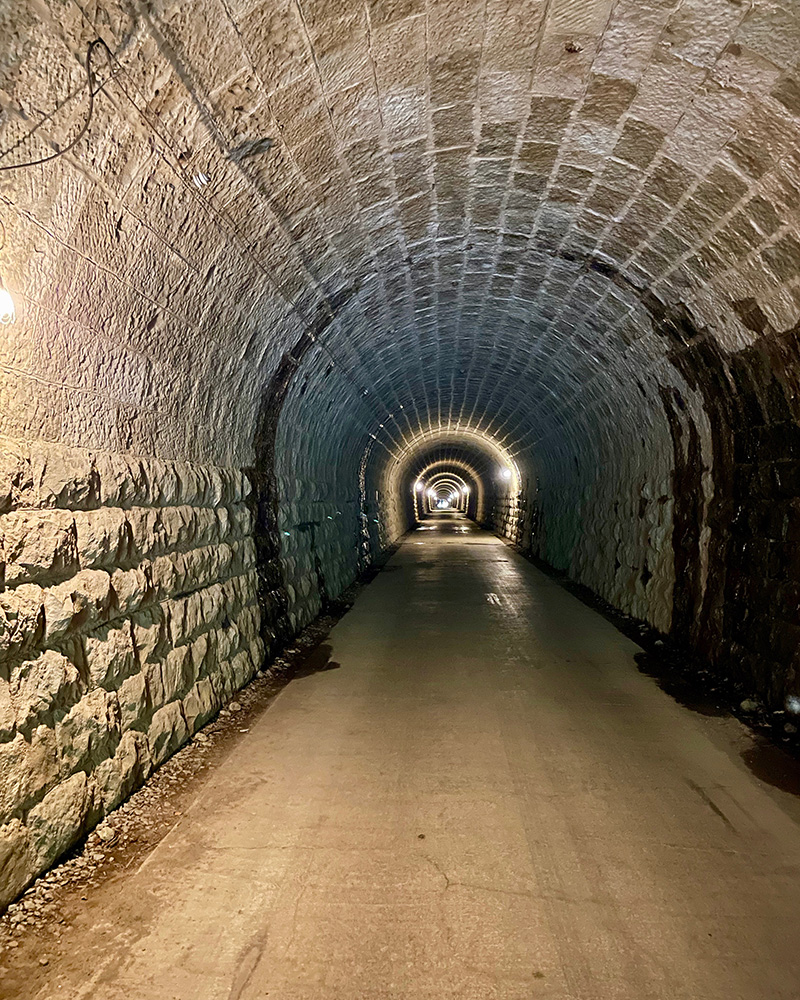 全長446m、現存する石造トンネルでは国内最長の写真