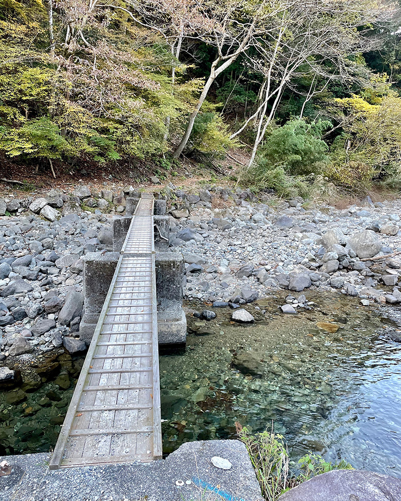 透き通る川を渡る写真