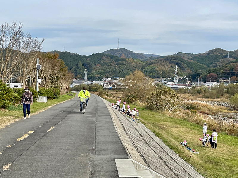 狩野川堤防の上を歩く写真