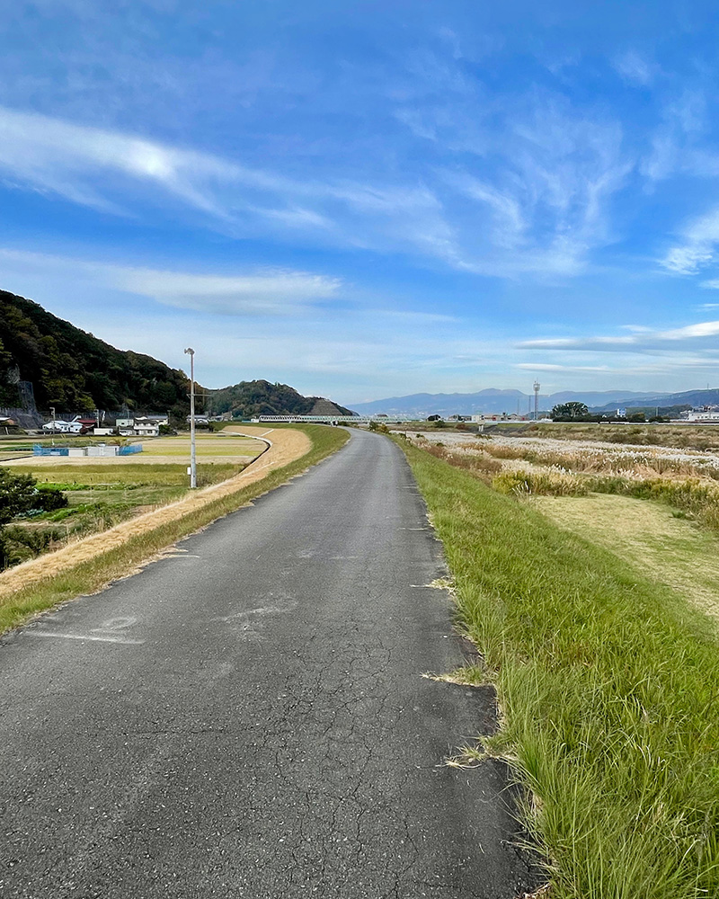 伊豆長岡まで狩野川沿いの堤防を歩く写真