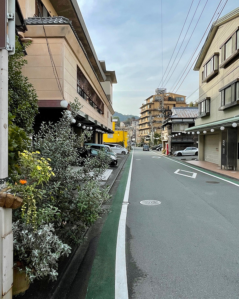 朝の温泉街の写真