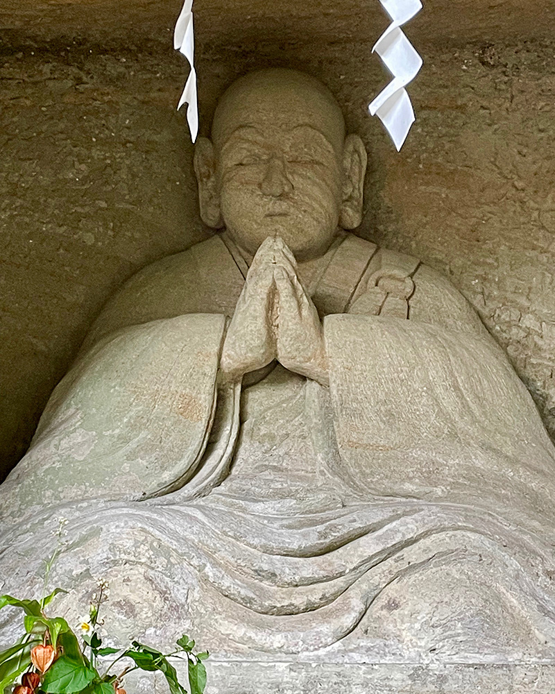 尼姿のあやめ御前が岩壁に彫られていた写真