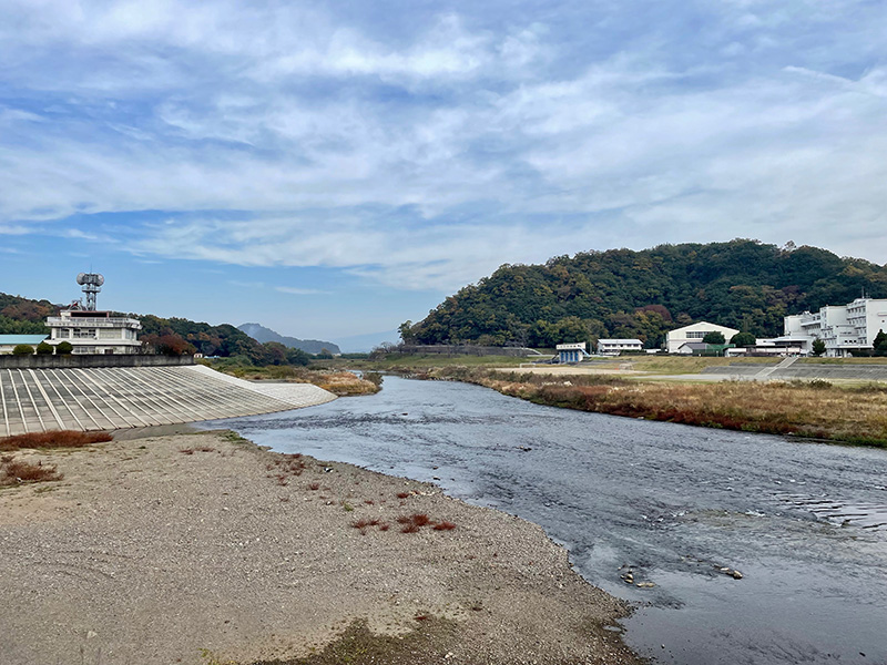 右手のこんもりとした山のあたりが北条の里の写真
