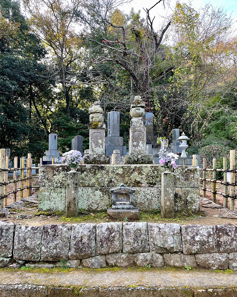 向かって右が義時、左が伊賀の方の墓の写真