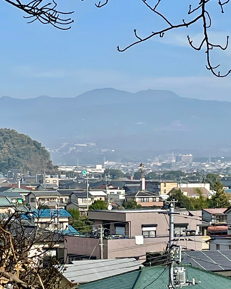 お墓の正面に見えた箱根の二子山の写真