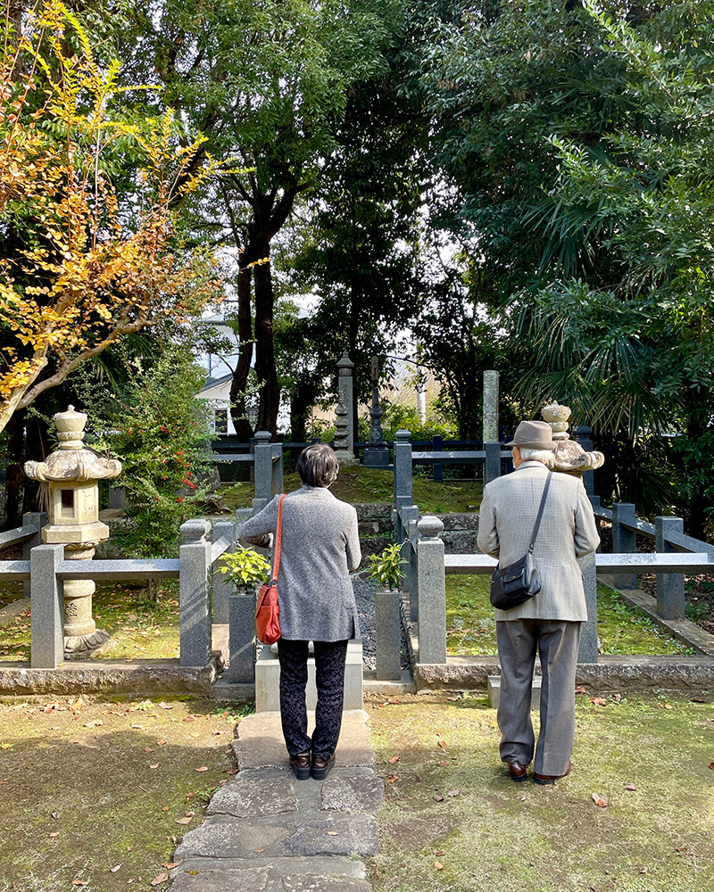 北条時政の墓の前の写真