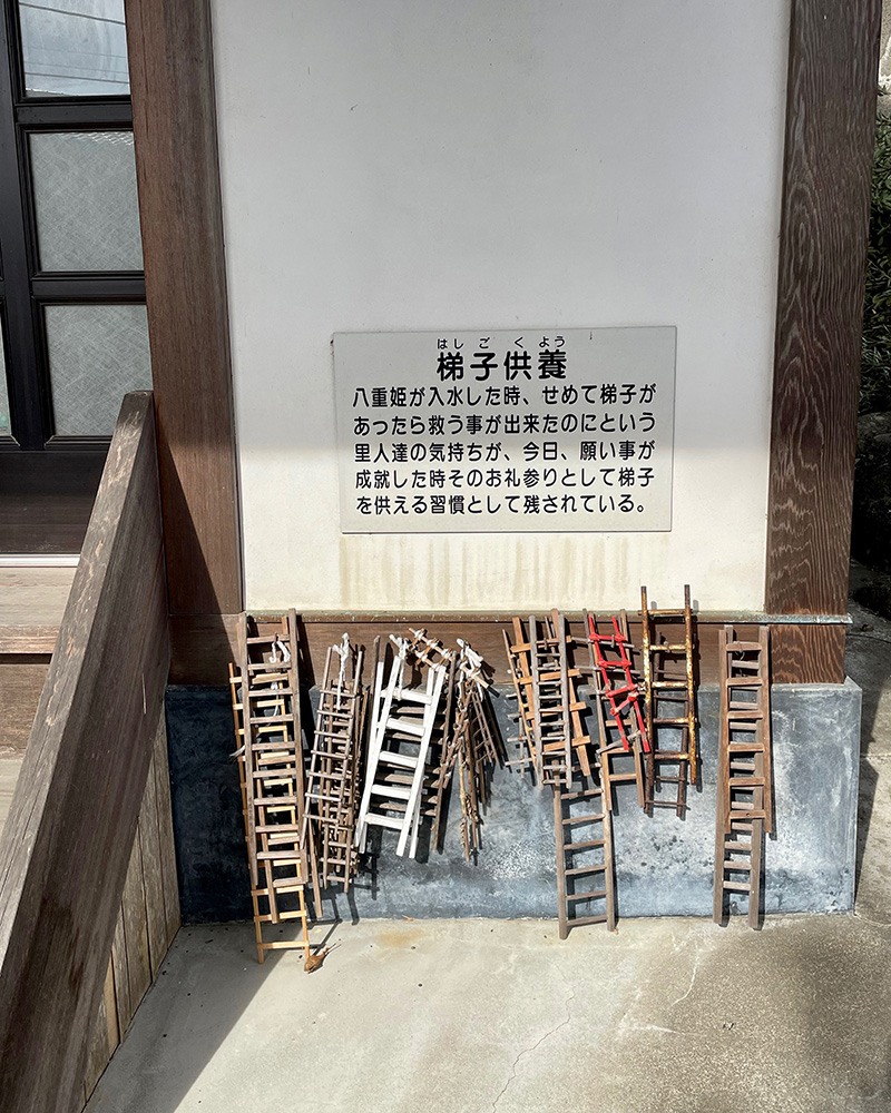 お堂に供えられた小さな梯子の写真