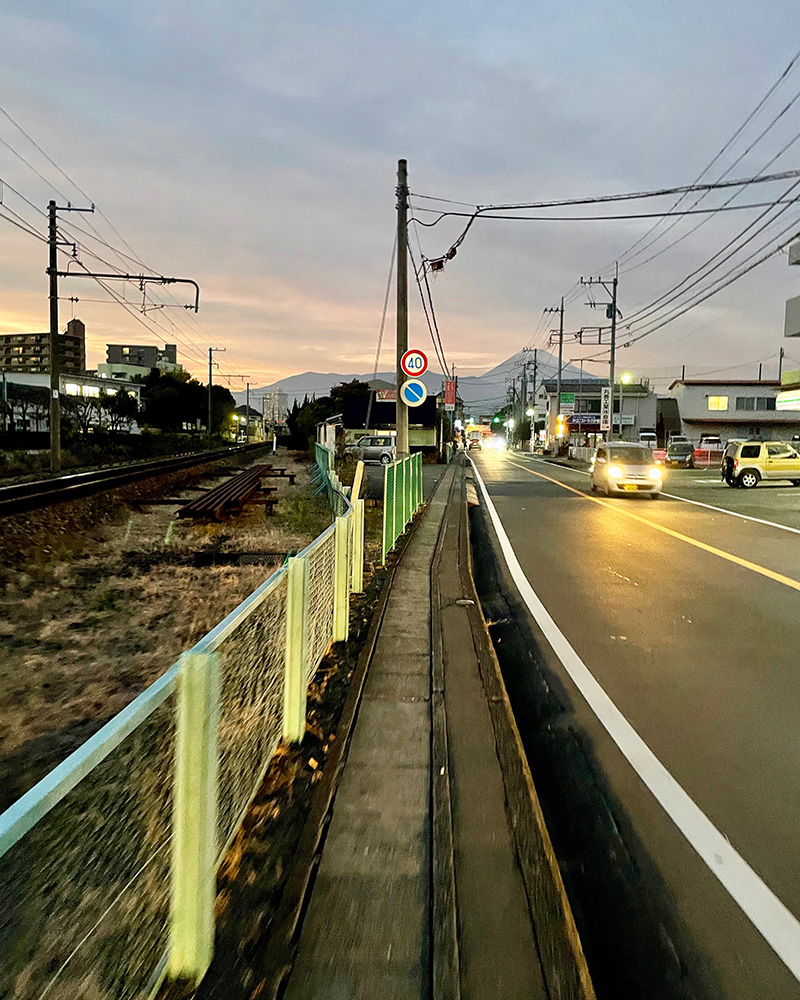 車のライトを浴びながら歩く写真