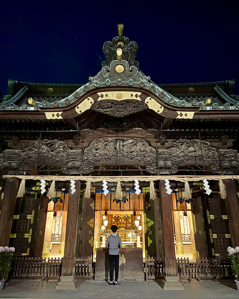 社殿にお参りの写真