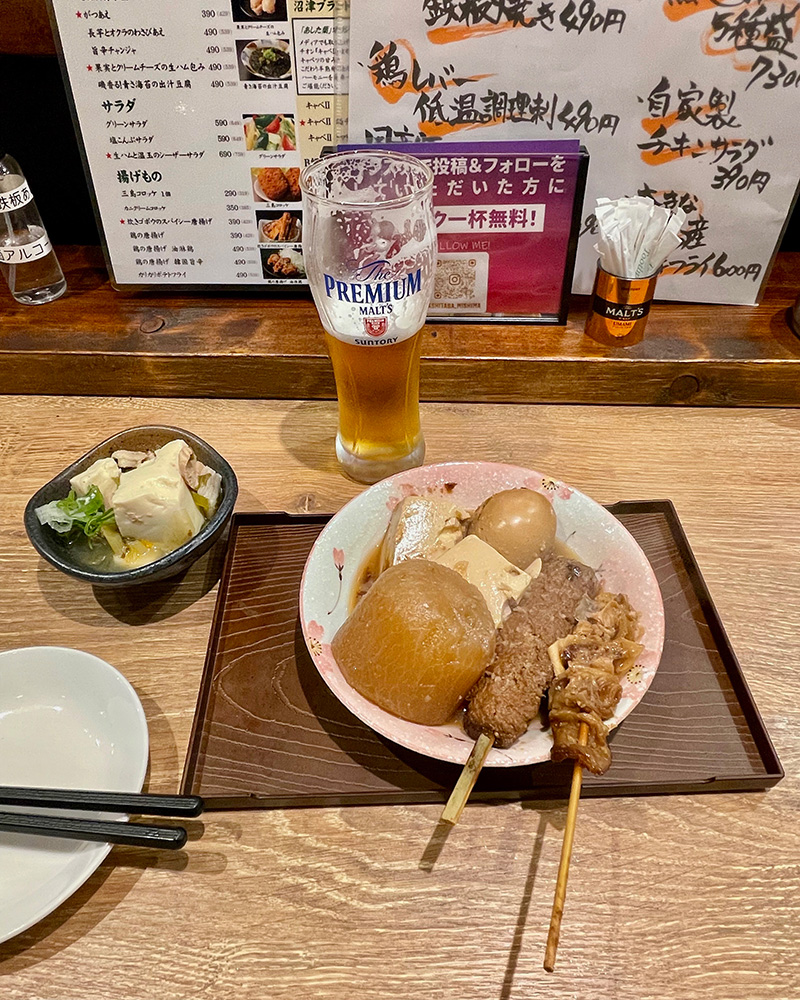 ひとり祝杯を挙げる写真