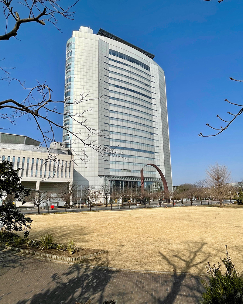 近代的なデザインの高崎市庁舎の写真
