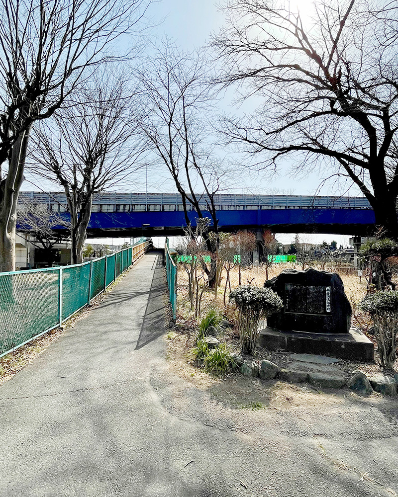 鎌倉街道記念碑の横に鎌倉街道が続いていく写真
