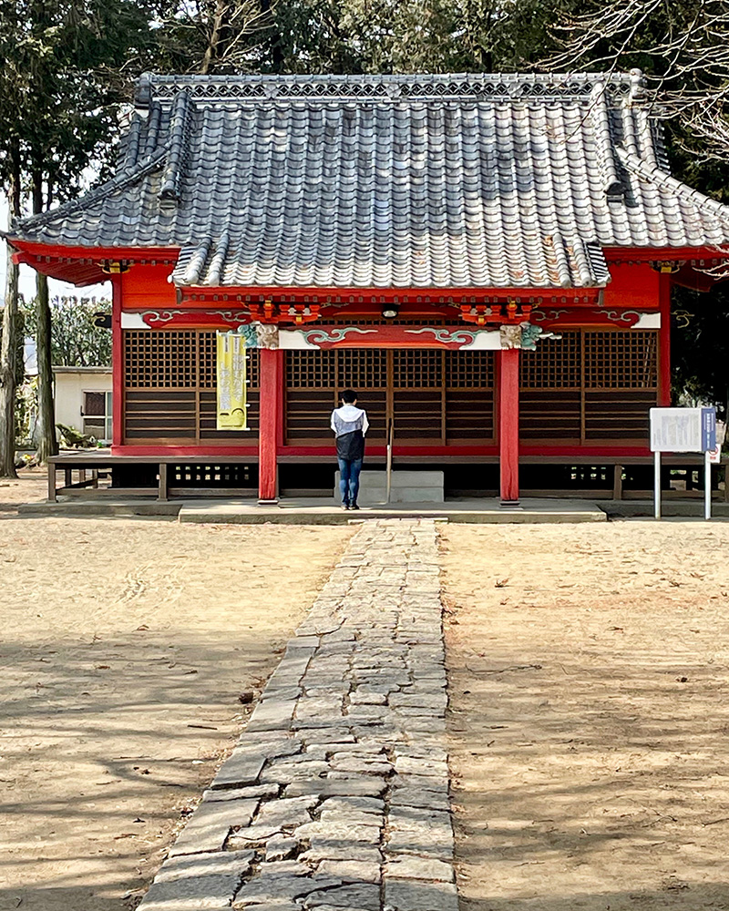 若者が定家神社にお参りしていた写真