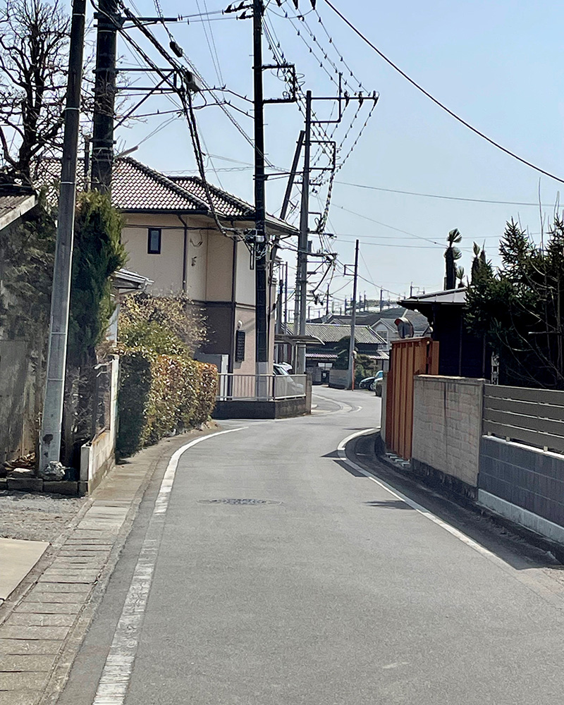 住宅街を通る鎌倉街道のカーブの写真