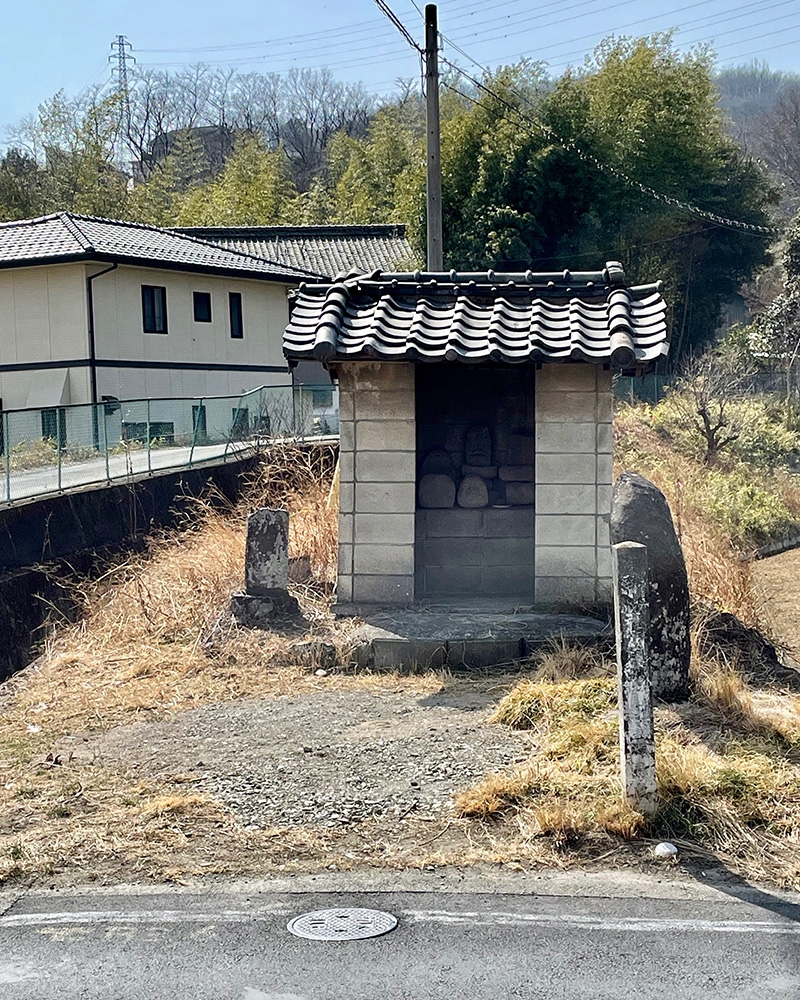 県道わきの石仏たちの写真