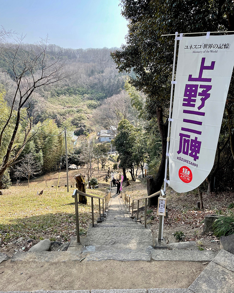 長い階段を降りていく写真