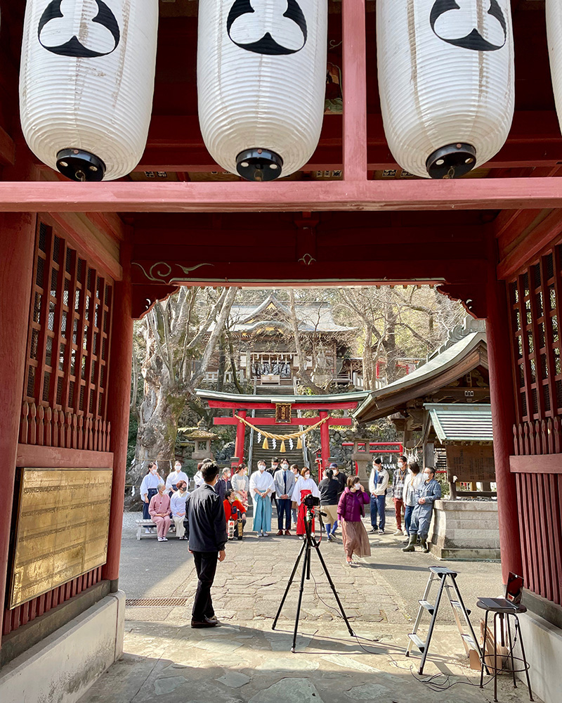 山名八幡宮では記念写真の真っ最中の写真