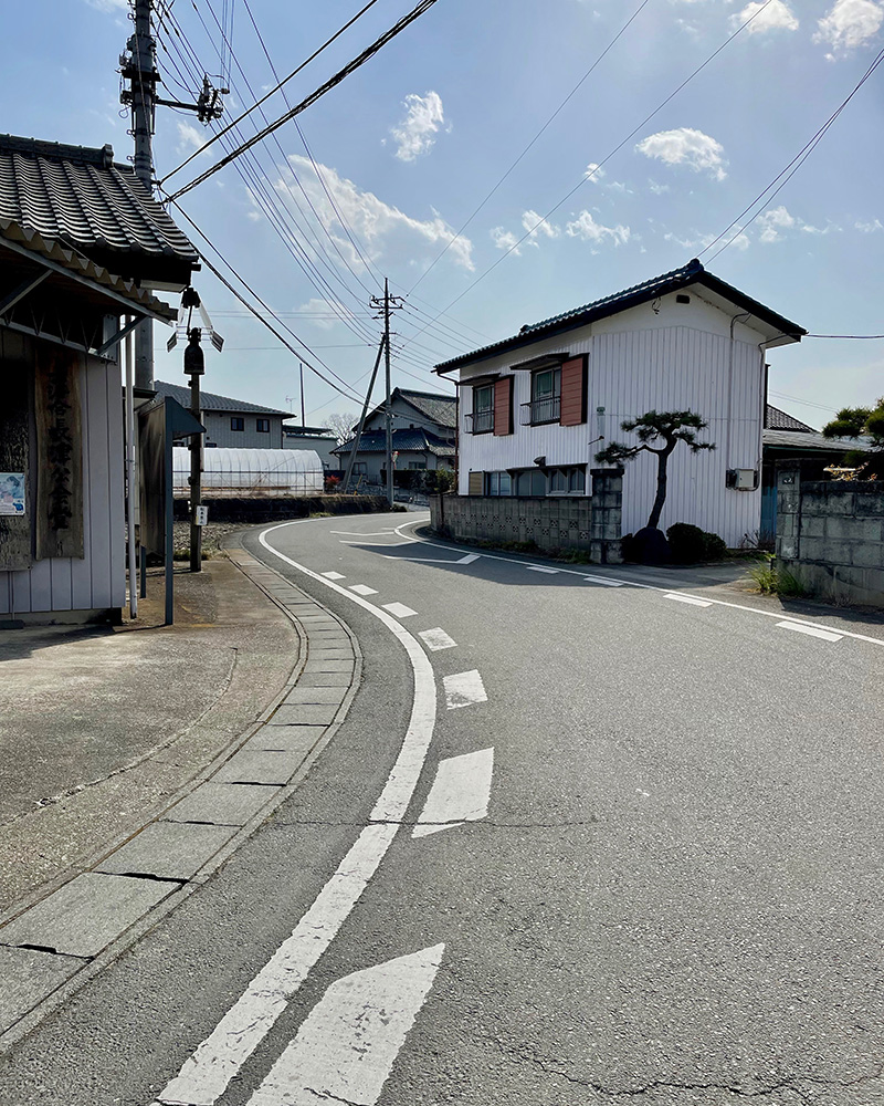街道がうねりながら続いていく写真