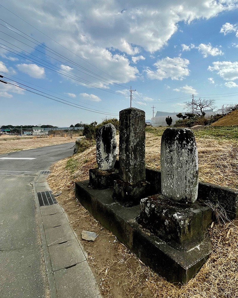 手前から、道祖神、庚申供養塔、南無阿弥陀仏の写真