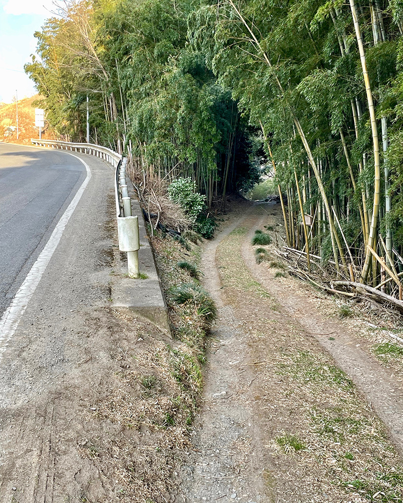 鎌倉街道は右への写真