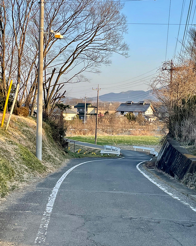 うねるように道が続いていく写真