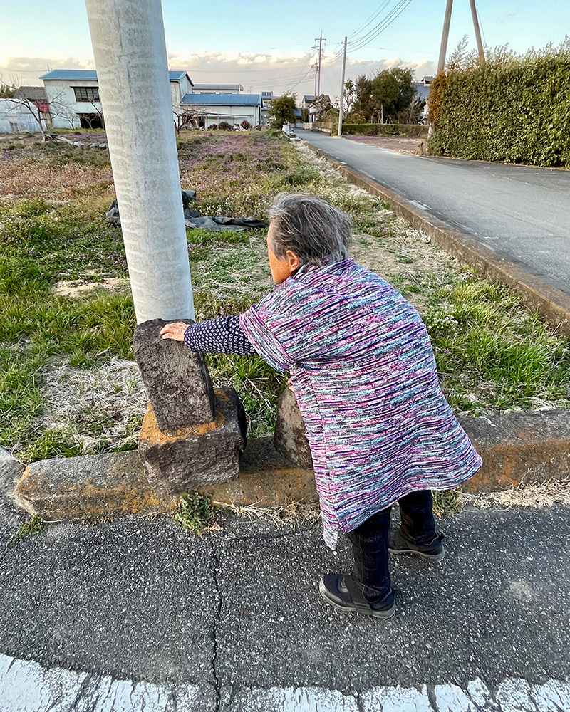 お婆さんが鎌倉街道を示す石碑を教えてくれた写真