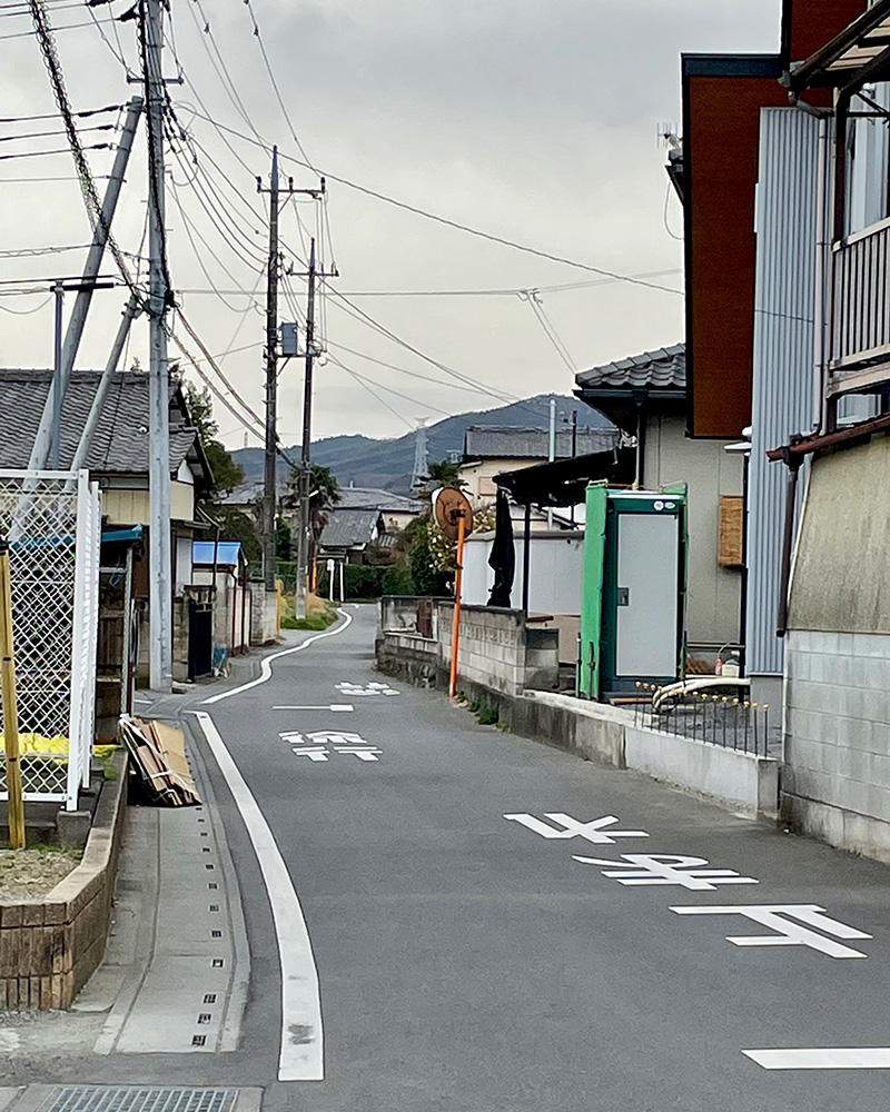 鎌倉街道が続いていく写真
