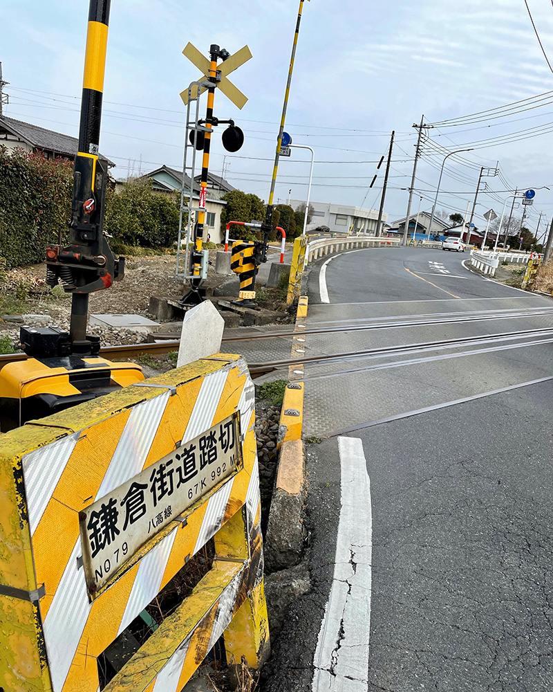 鎌倉街道踏切を越えていく写真