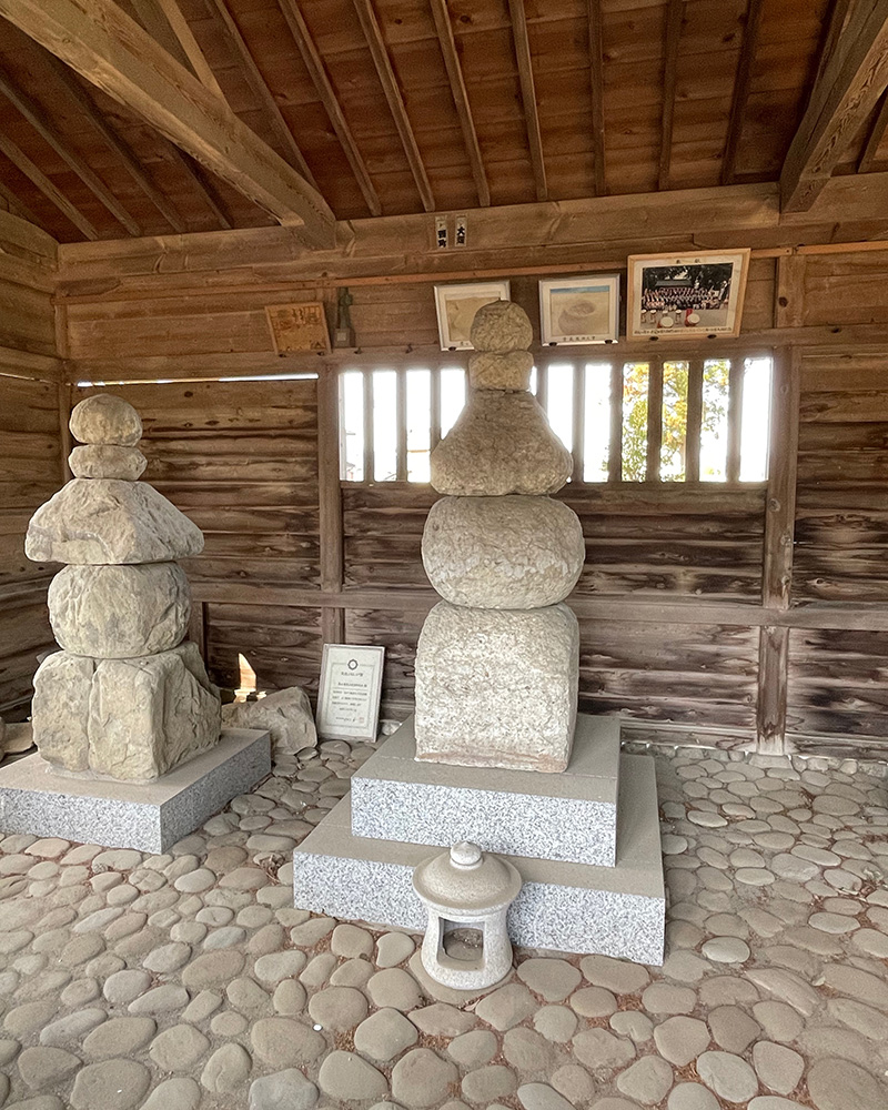 中央の五輪塔が重忠公の墓だと伝わる写真