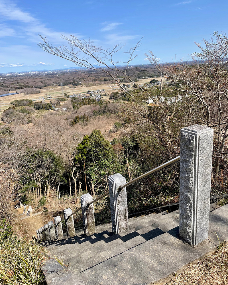 石段に座っておにぎりを食べた写真