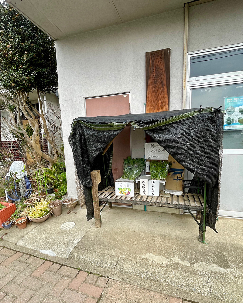 駅前通りの無人販売の写真
