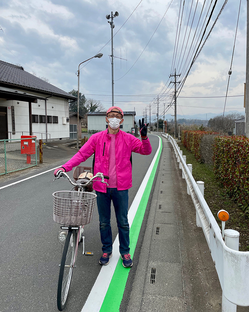 見山さん登場、ピンクは彼のトレードカラーの写真