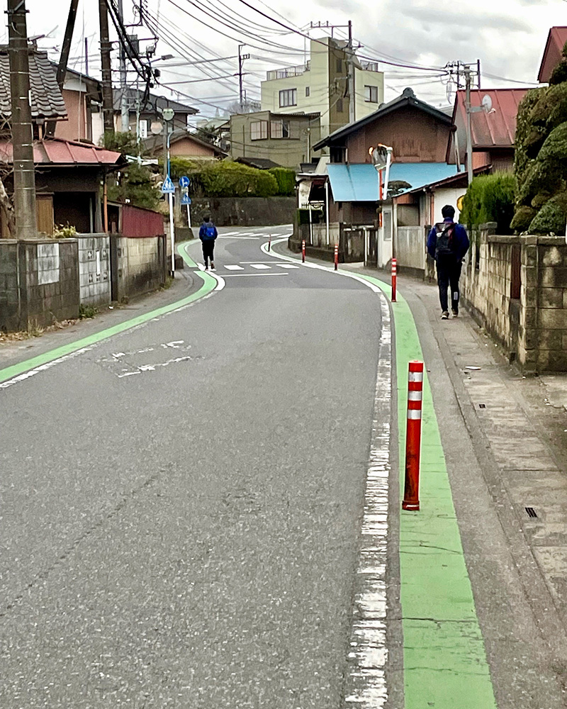 学生が駅に向かっていく写真