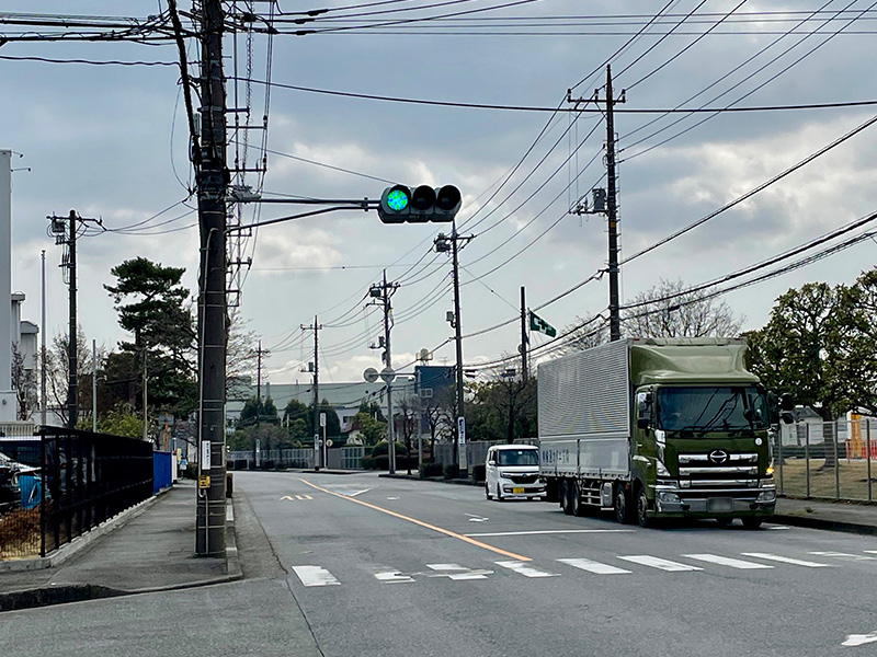 工場団地を抜けていく写真