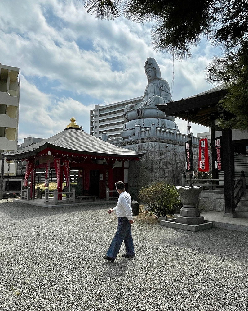 徳林寺観音堂、台座の下に義貞の守護仏・聖観音を安置の写真