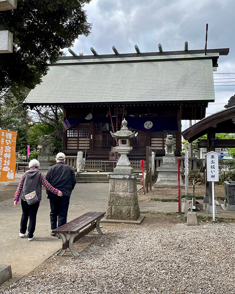 野々宮神社の仲睦まじいカップルの写真