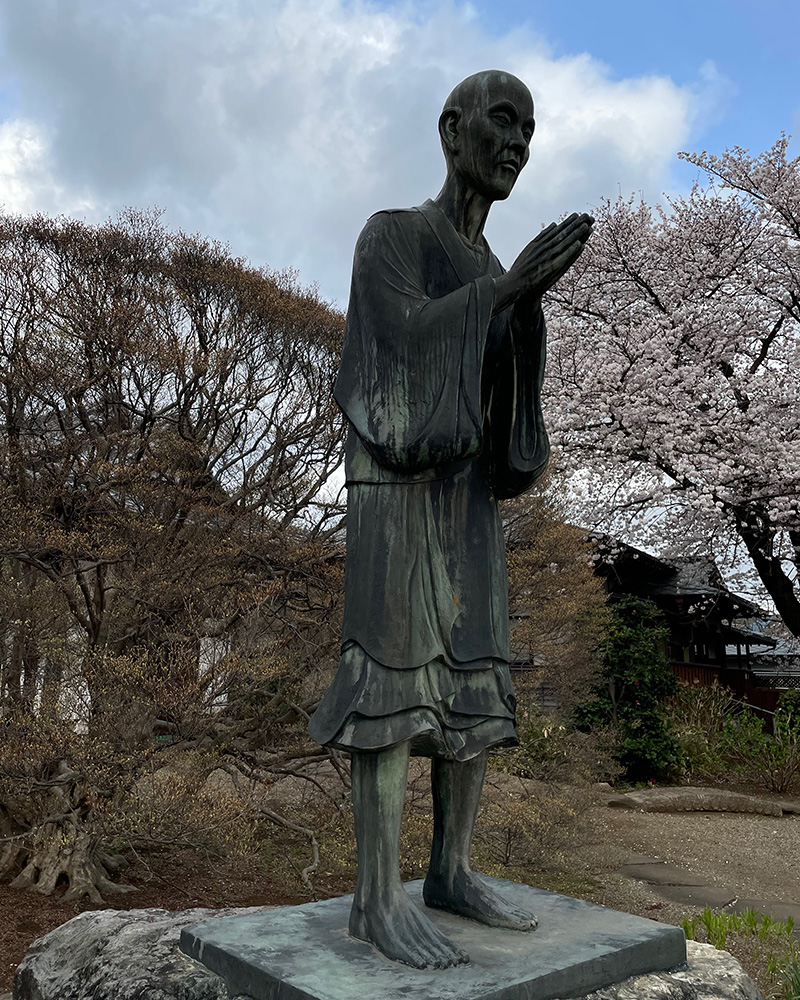 長久寺の一遍上人の像の写真