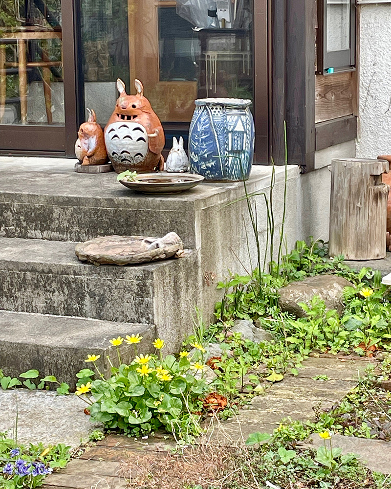 八国山付近の家の軒先にトトロがいた写真