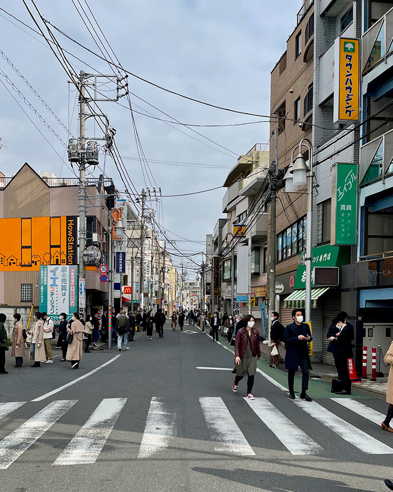 整然と行動を開始する人びとの写真