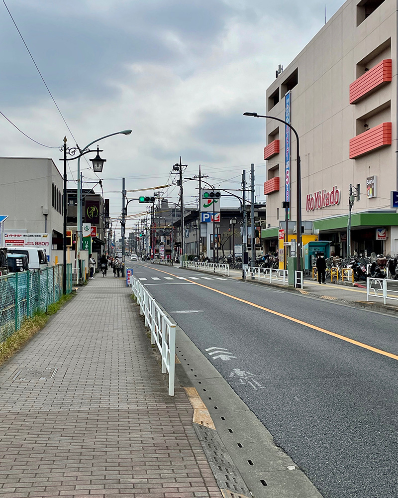 府中街道を行く写真