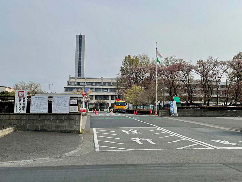 東芝府中事業所の北門で街道が途切れる写真