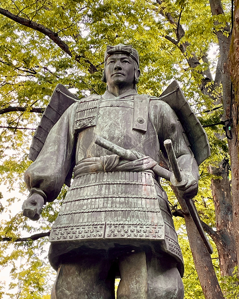 源義家の像は凛々しい若武者姿の写真